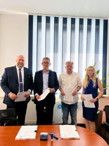 Zleva: Jaroslav Komínek, předseda představenstva DPCHJ a. s., Roman Zdráhal, ředitel SOLARIS CZECH spol. s&nbsp;r. o., Petr Maxa, ředitel DPCHJ a. s. a&nbsp;Klára Šoltová, vedoucí ekonomického úseku