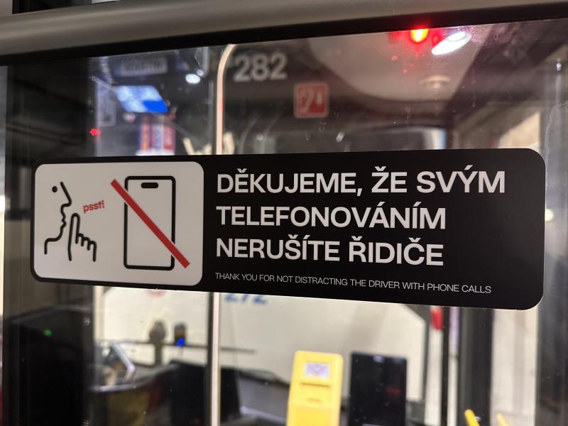 Piktogramy upozorňují na ohleduplnost vůči řidičům